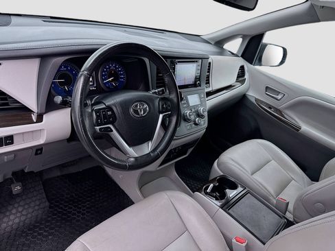 Used 2020 Toyota Sienna XLE image 7