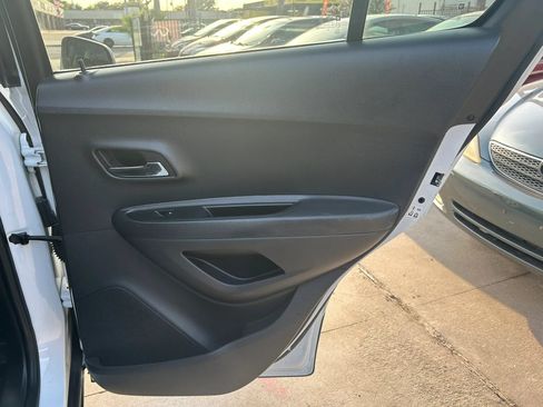 Used 2020 Chevrolet Trax LT w/ LT Convenience Package FWD image 16