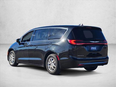 Used 2023 Chrysler Pacifica Touring-L image 7