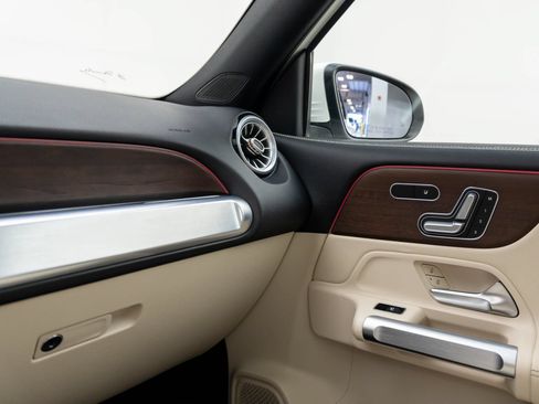Used 2021 Mercedes-Benz GLB 250 4MATIC image 29
