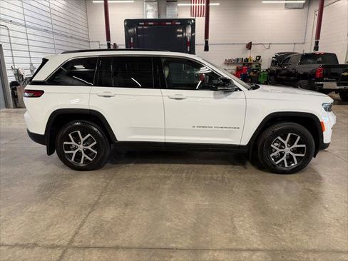Certified 2025 Jeep Grand Cherokee Limited w/ Luxury Tech Group II image 8