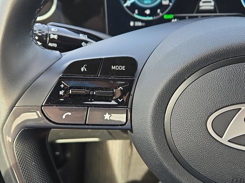 Used 2025 Hyundai Elantra Limited image 22