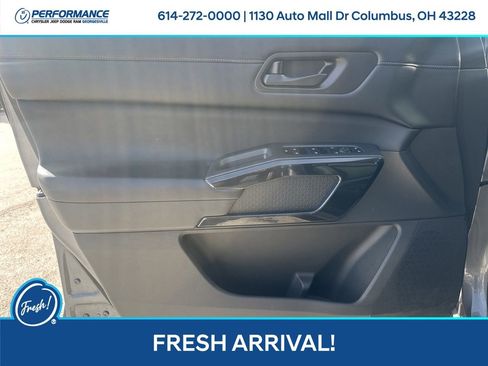 Used 2024 Nissan Pathfinder SV image 11