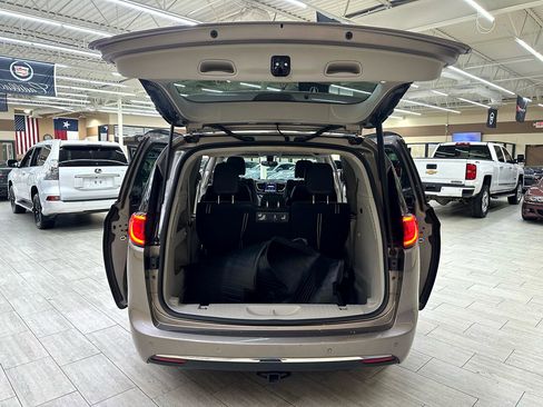 Used 2018 Chrysler Pacifica Touring-L Plus image 10