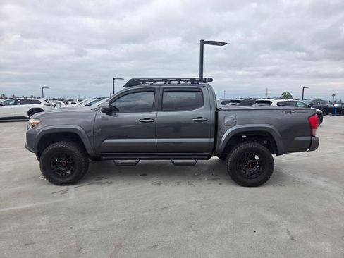Used 2017 Toyota Tacoma TRD Sport w/ Tow Package RWD image 8