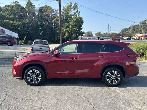 Used 2022 Toyota Highlander XLE FWD image 4