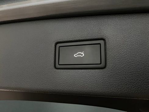 Used 2022 Volkswagen Tiguan SE image 8