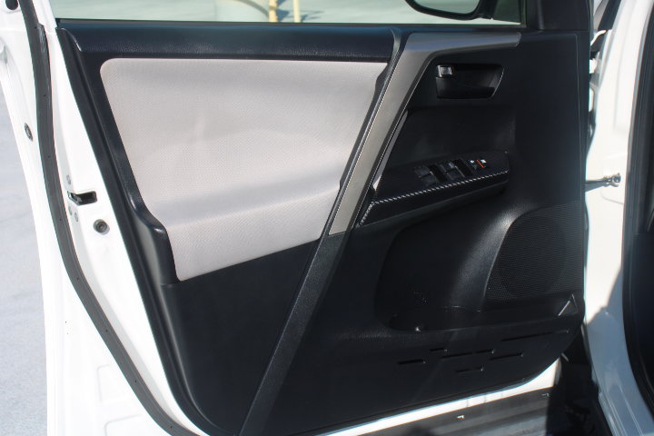 Used 2015 Toyota RAV4 LE FWD image 11