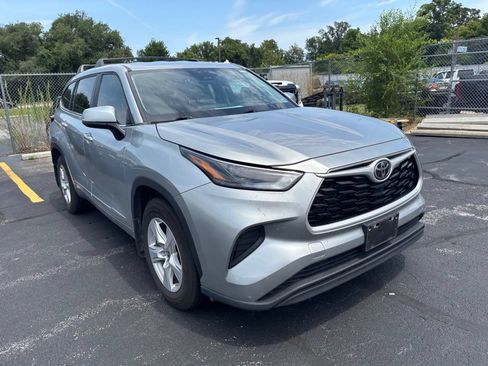 Used 2023 Toyota Highlander L FWD image 1