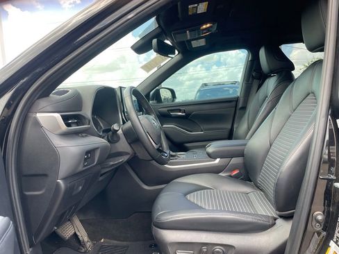 Used 2023 Toyota Highlander XSE FWD image 10