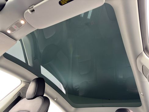 Used 2022 Tesla Model Y Long Range image 12