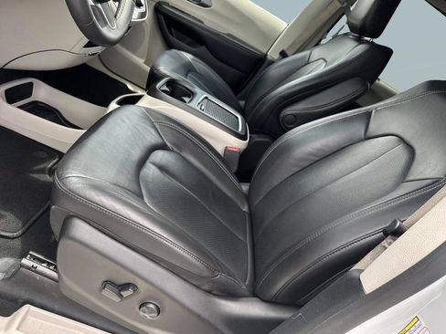 Used 2022 Chrysler Pacifica Touring-L FWD image 11