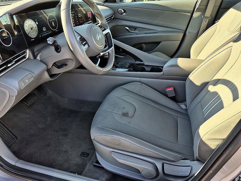 Used 2025 Hyundai Elantra SEL FWD image 14