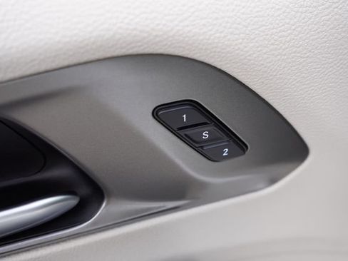 Used 2023 Chrysler Pacifica Touring-L FWD image 24