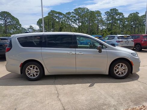 Certified 2024 Chrysler Pacifica Touring-L FWD image 4