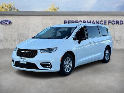 Used 2024 Chrysler Pacifica Touring-L image 2