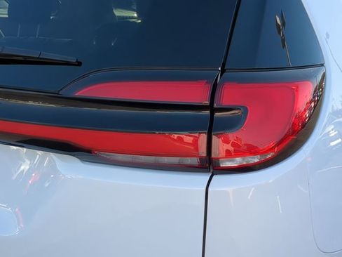 Used 2024 Chrysler Pacifica Touring-L image 11