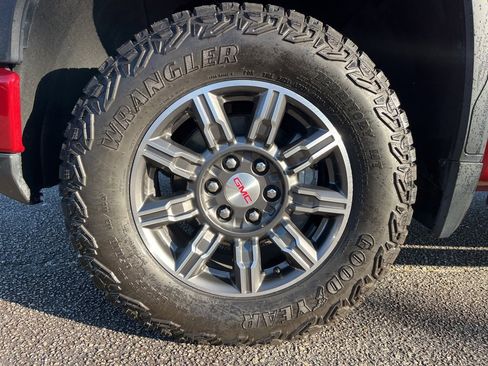 Used 2024 GMC Sierra 1500 AT4 w/ Technology Package image 9