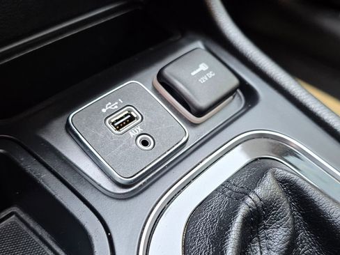 Used 2020 Jeep Cherokee Limited image 43