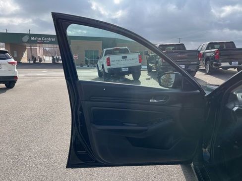 Used 2025 Nissan Altima 2.5 SV image 25