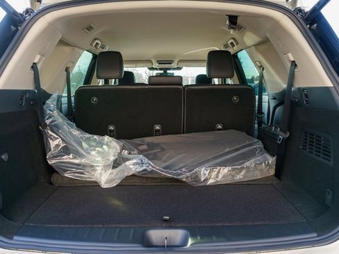 New 2025 Nissan Pathfinder SL image 9