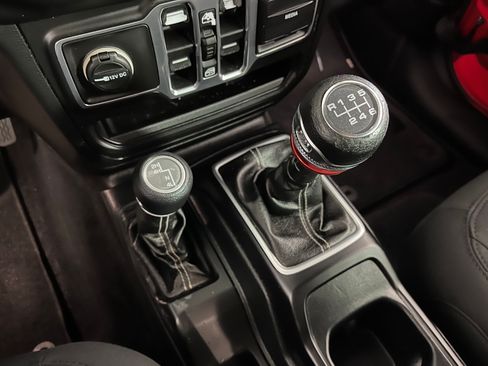 Used 2018 Jeep Wrangler Unlimited Sahara image 13