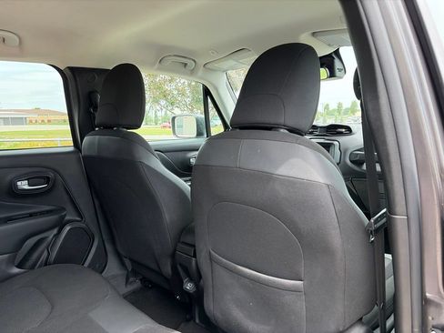 Used 2020 Jeep Renegade Altitude FWD image 28