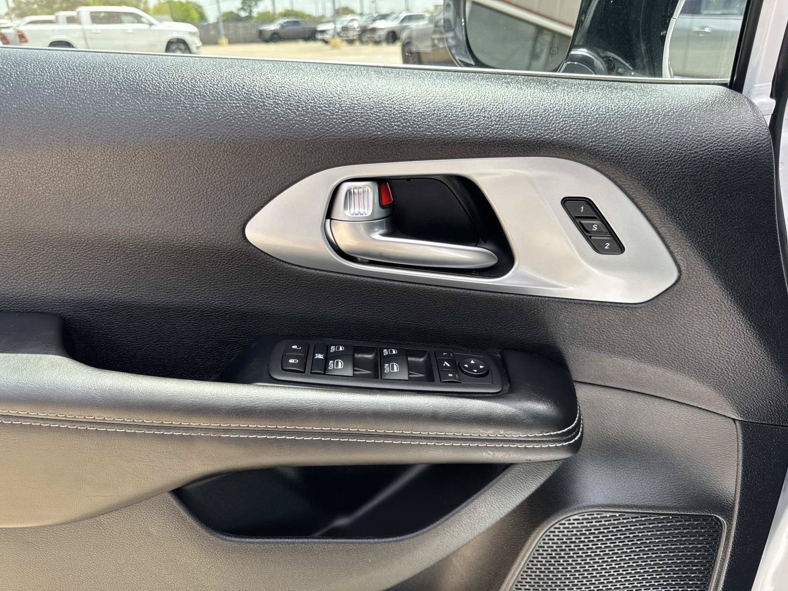 Used 2026 Chrysler Pacifica Limited FWD image 20