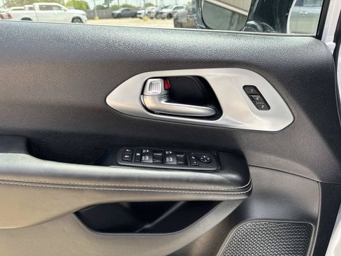 Used 2026 Chrysler Pacifica Limited FWD image 20