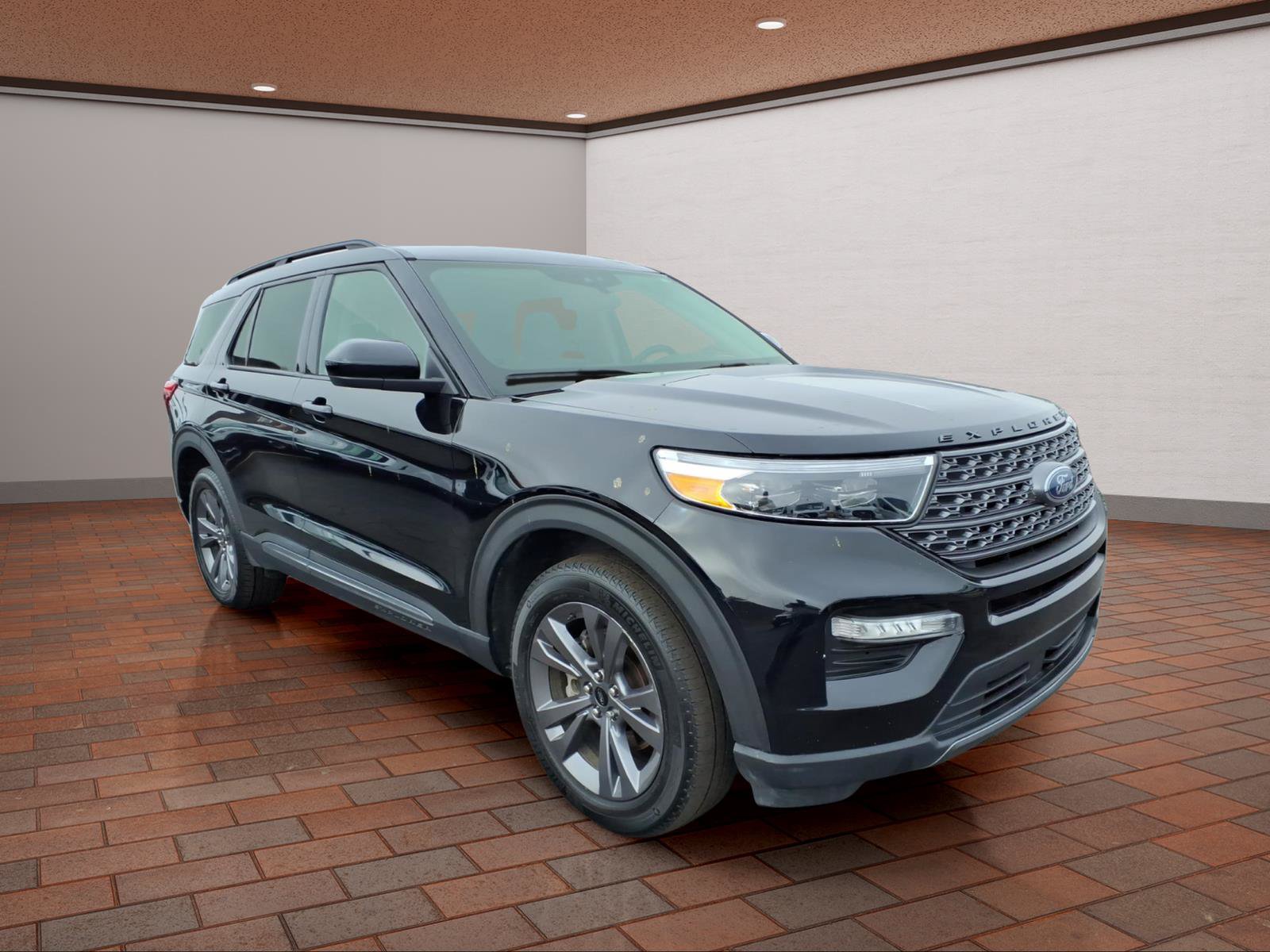 Used 2023 Ford Explorer XLT w/ Equipment Group 202A AWD/4WD image 2