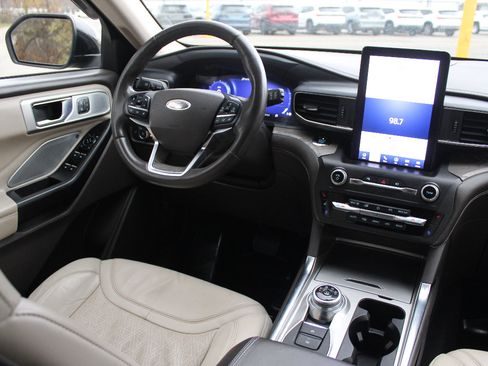 Used 2020 Ford Explorer Platinum w/ Premium Technology Package image 13