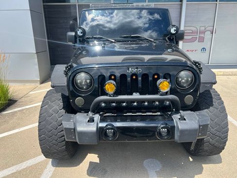 Used 2013 Jeep Wrangler Unlimited Sahara w/ Connectivity Group AWD/4WD image 2