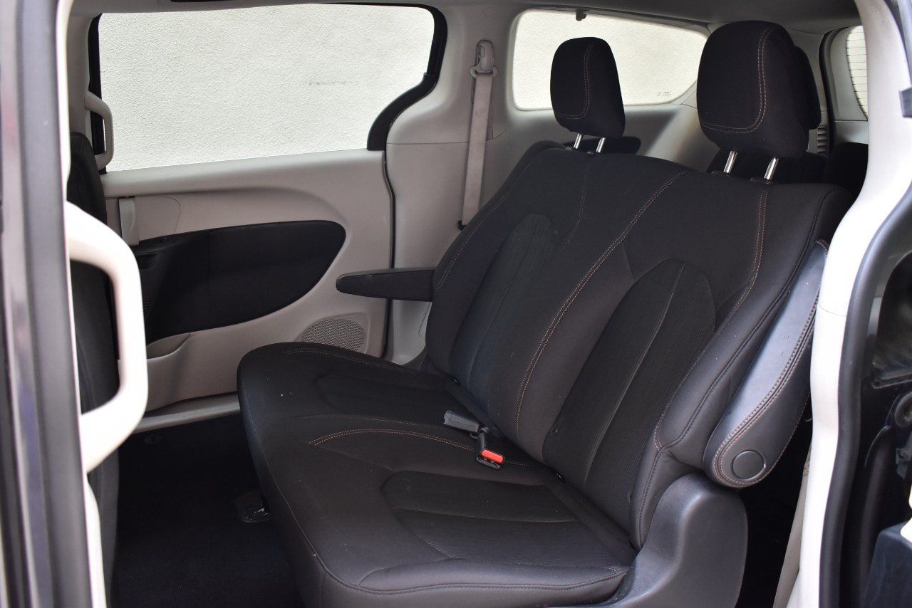 Used 2019 Chrysler Pacifica L FWD image 18