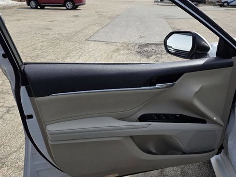 Used 2018 Toyota Camry XLE image 13