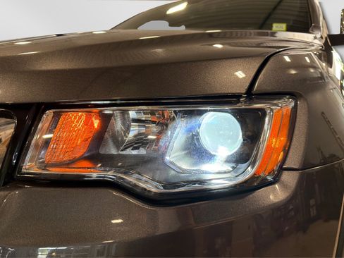 Used 2019 Jeep Grand Cherokee Limited AWD/4WD image 24