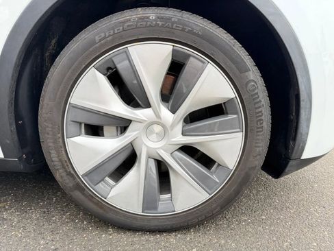 Used 2023 Tesla Model Y AWD image 31