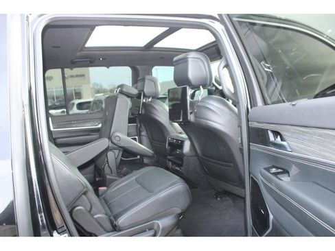 Used 2022 Jeep Wagoneer Series III w/ Premium Group I image 12