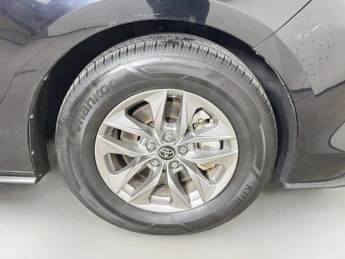 Used 2024 Toyota Sienna XLE FWD image 29