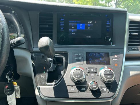 Used 2017 Toyota Sienna L FWD image 32