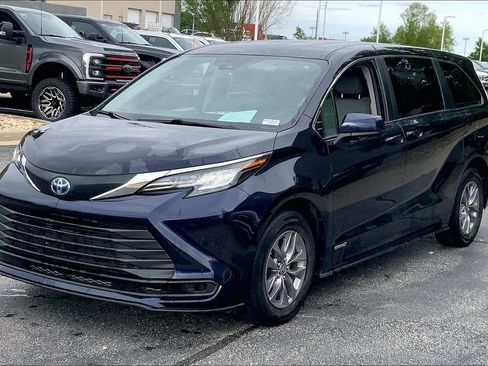 Used 2021 Toyota Sienna LE FWD image 4