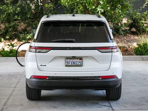 Used 2023 Jeep Grand Cherokee Altitude AWD/4WD image 5