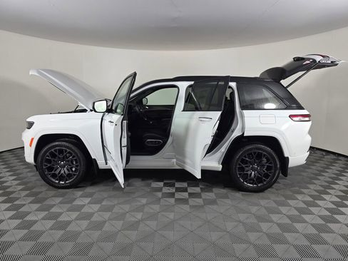 New 2025 Jeep Grand Cherokee Summit w/ Obsidian Package image 16