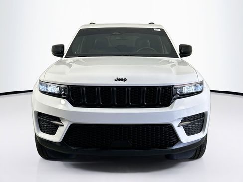 Used 2023 Jeep Grand Cherokee Altitude image 2