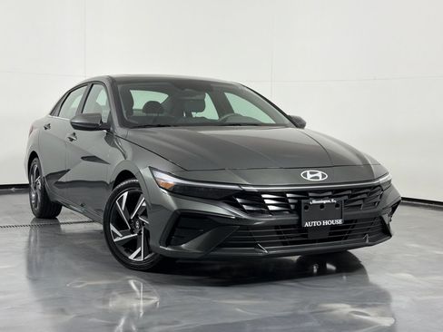 Used 2025 Hyundai Elantra SEL FWD image 2