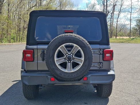 Used 2022 Jeep Wrangler Unlimited Sahara w/ LED Lighting Group AWD/4WD image 7
