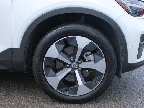 Used 2025 Volvo XC40 B5 Plus image 40