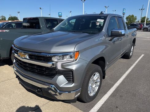 Used 2023 Chevrolet Silverado 1500 LT AWD/4WD image 2