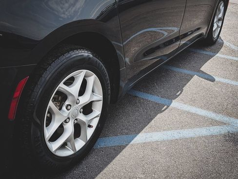 Used 2019 Chrysler Pacifica Touring Plus w/ Tire & Wheel Group FWD image 34