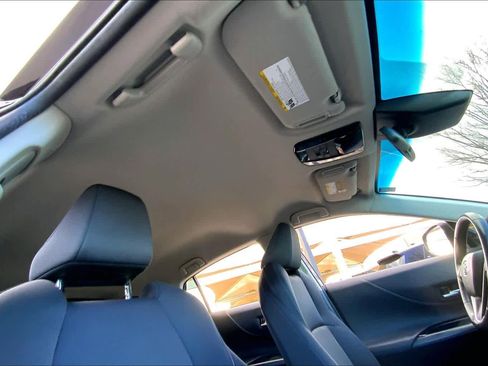 Used 2022 Toyota Venza LE image 13