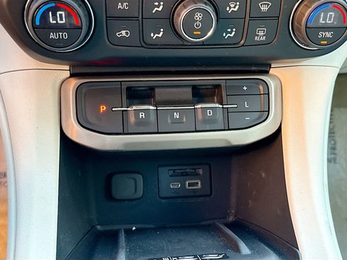Used 2022 GMC Acadia Denali w/ Denali Ultimate Package FWD image 16